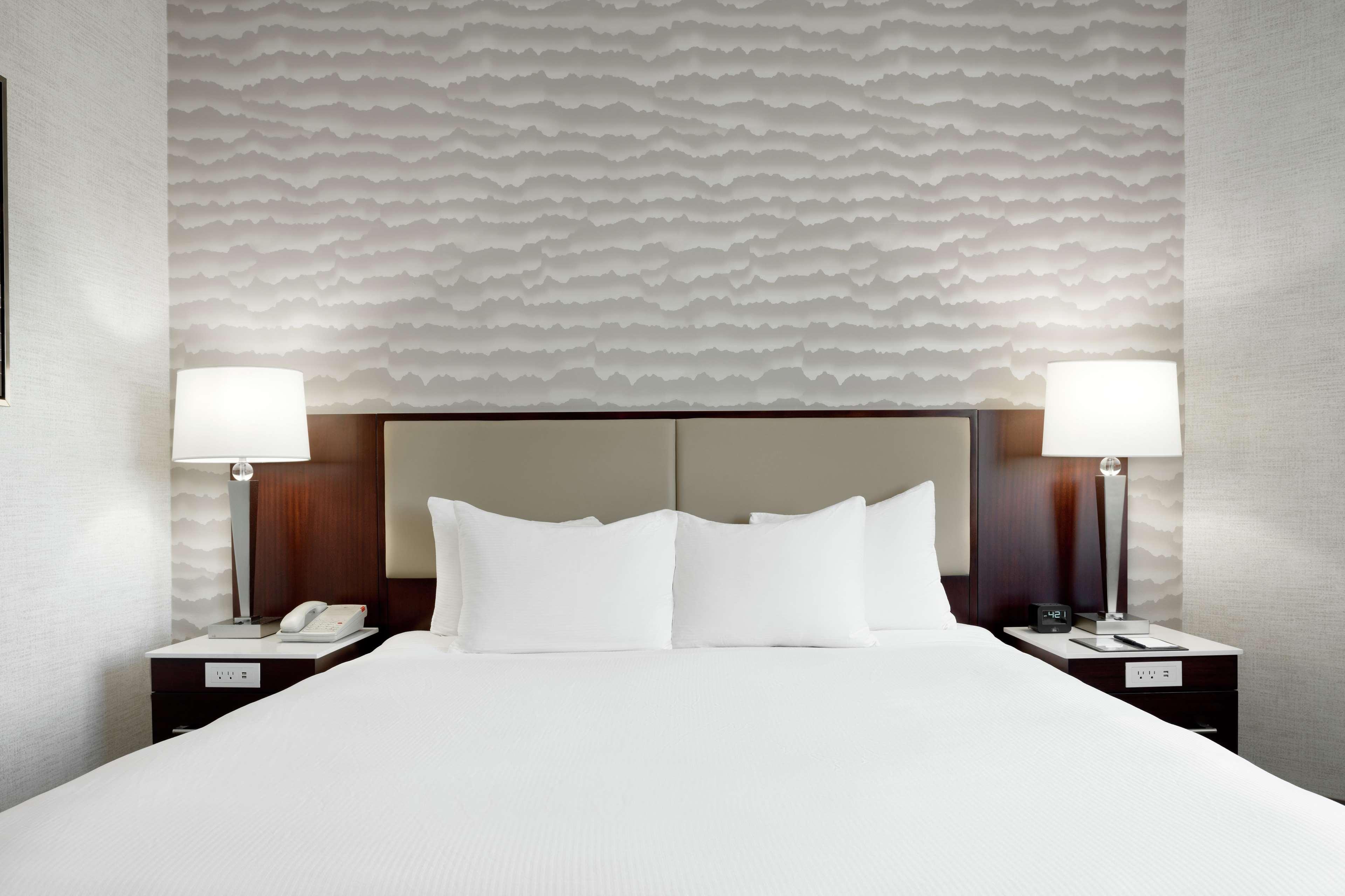 Doubletree Suites By Hilton Phoenix Dış mekan fotoğraf