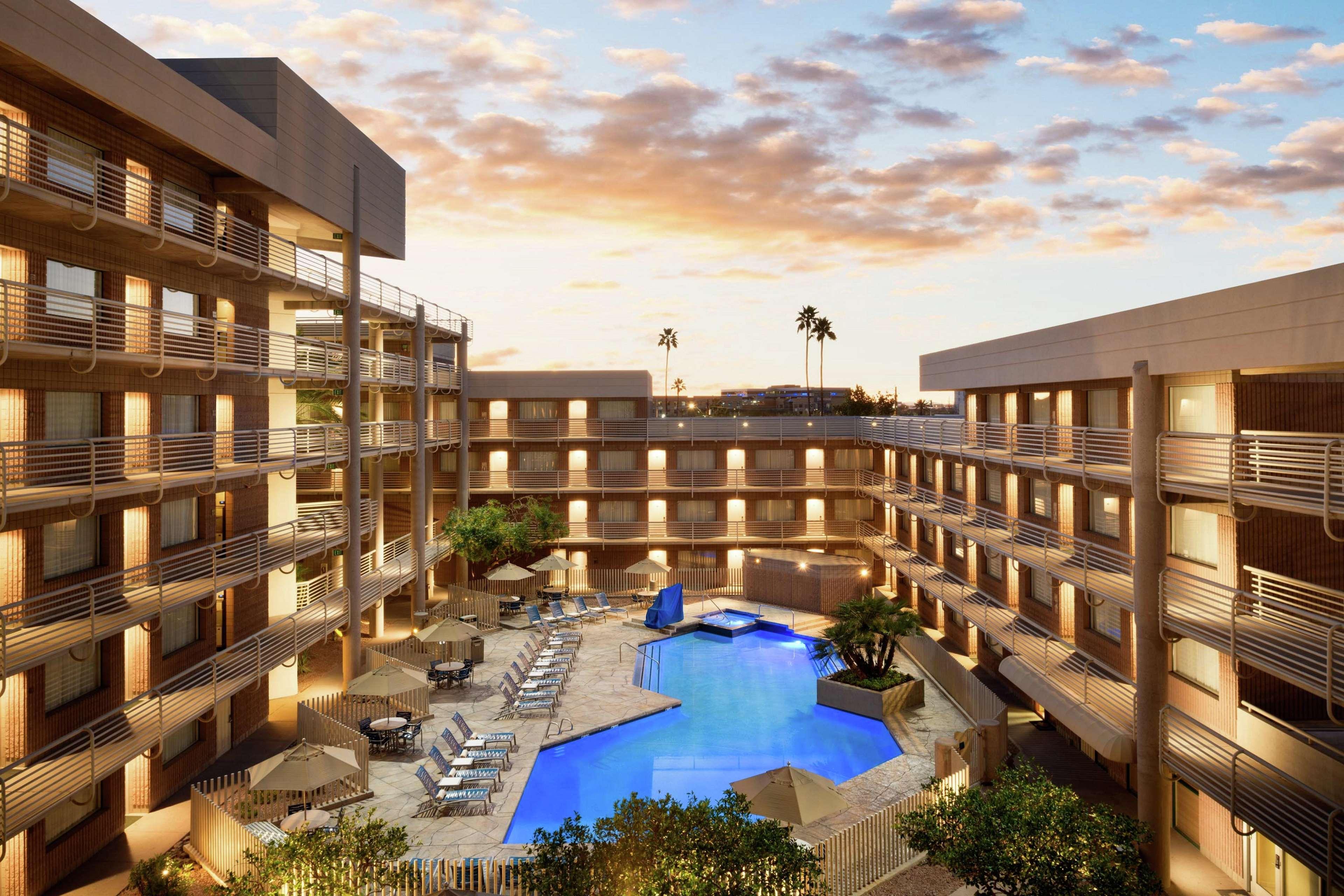 Doubletree Suites By Hilton Phoenix Dış mekan fotoğraf